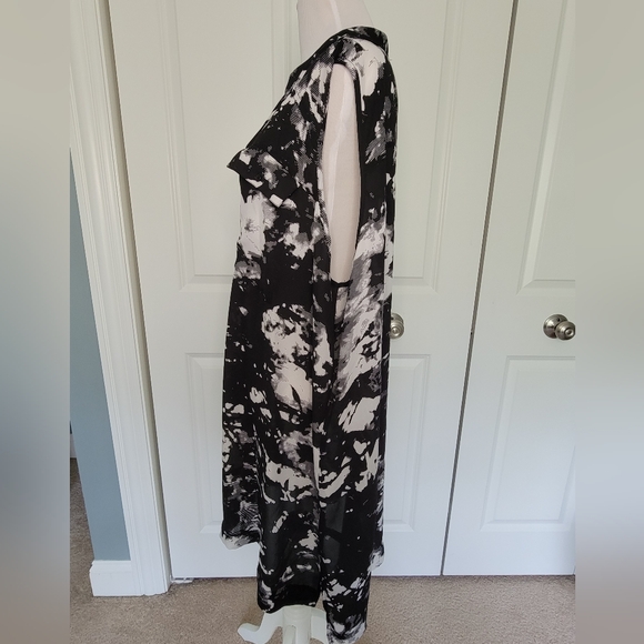 Spense Woman Plus Size Black and White Graphic Print Sleveless Tunic Blouse - 2 - Picture 5 of 10